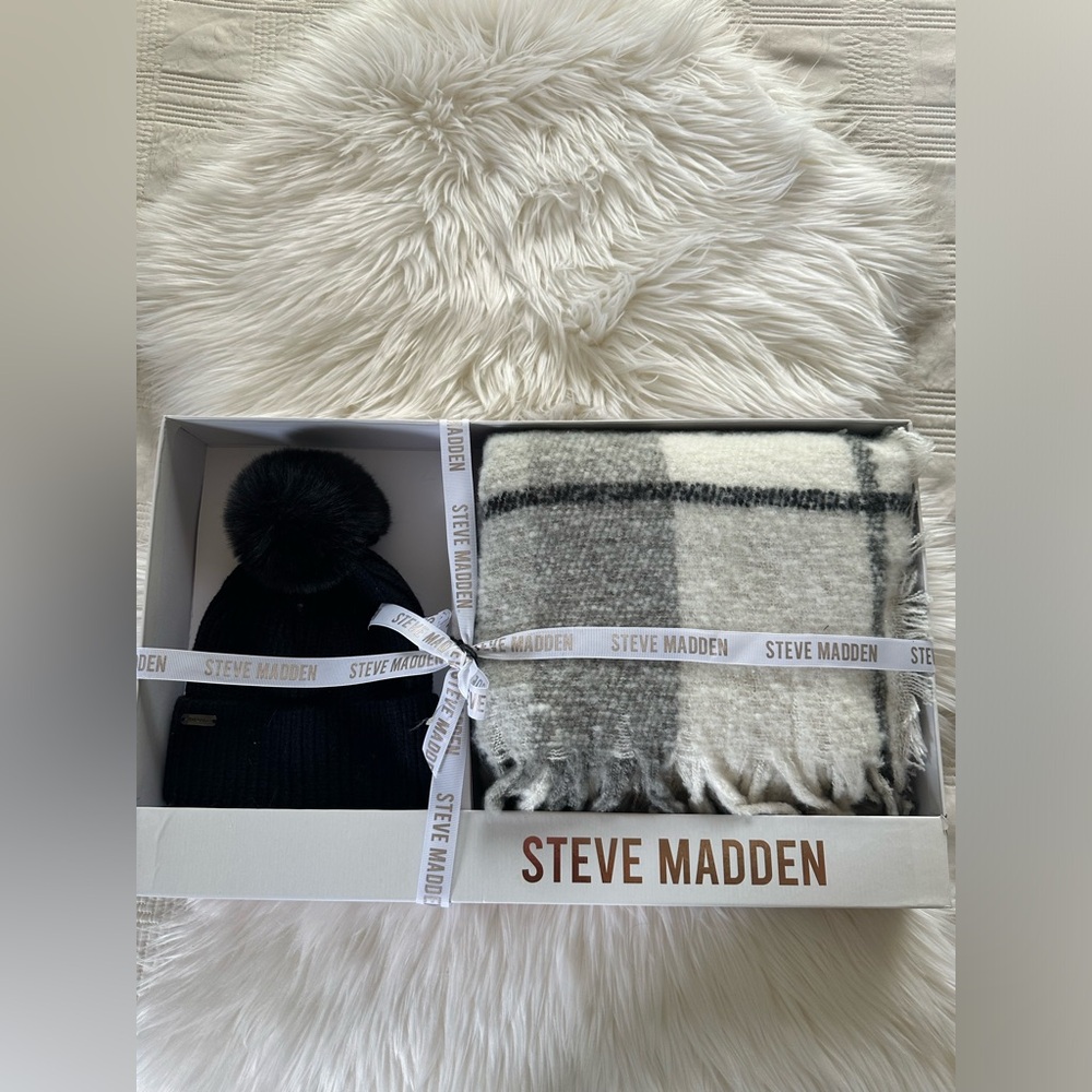 New gray steve madden blanket wrap and beanie with faux fur pom